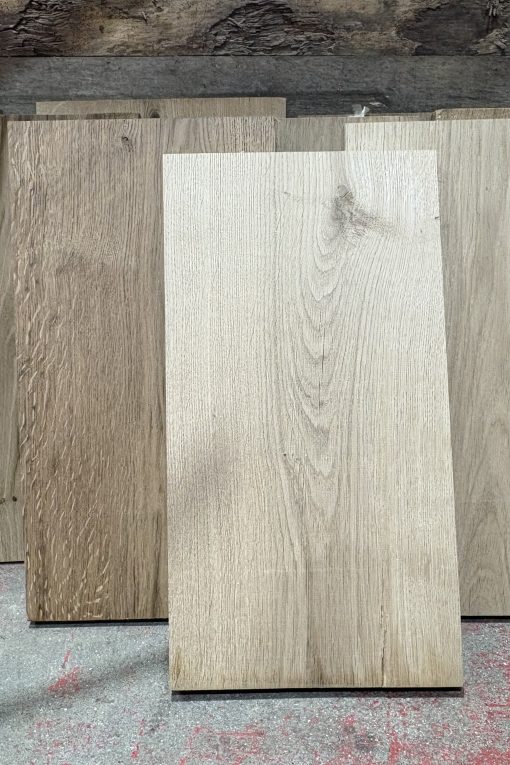 This is natural oak and is not defect free or crack free , Imperctions ,cracks, knots ,splits and variations in grain and colour are individual to it characteristics